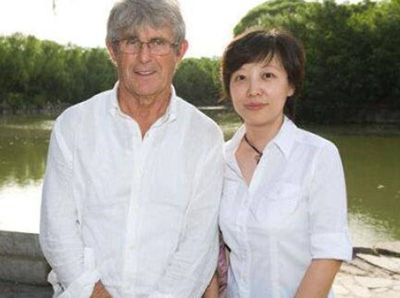 马赛，一位持续作案的反常杀手在一些富人别墅里强横女子以后，将被害人殴打致死。乾探路易·施耐德受命睁开查询拜访。施耐德因女儿在几年前的一场车祸中丧生、老婆也毕生伤残而心力交瘁，他酿成了酒鬼。年青女子茱丝蒂娜因25年前亲目睹到双亲被残暴杀戮而难以降服曩昔的梦魇，并且她得知凶手行将被开释。她因凶手将获释一事而与施耐德走到一路。本片的导演奥利维埃·马夏尔当过差人，他曾于2004年推出《金银匠滨河路36号》（36 QUAI DES ORFEVRES，司法差人局局址）。《MR 73左轮枪》按照他1981年介入查询拜访的一部真实案件改编，片名指的是马努兰厂（MANURHIN）1973年出厂的“巨蟒”357型左轮枪，法国宪警精锐军队都利用这类兵器。